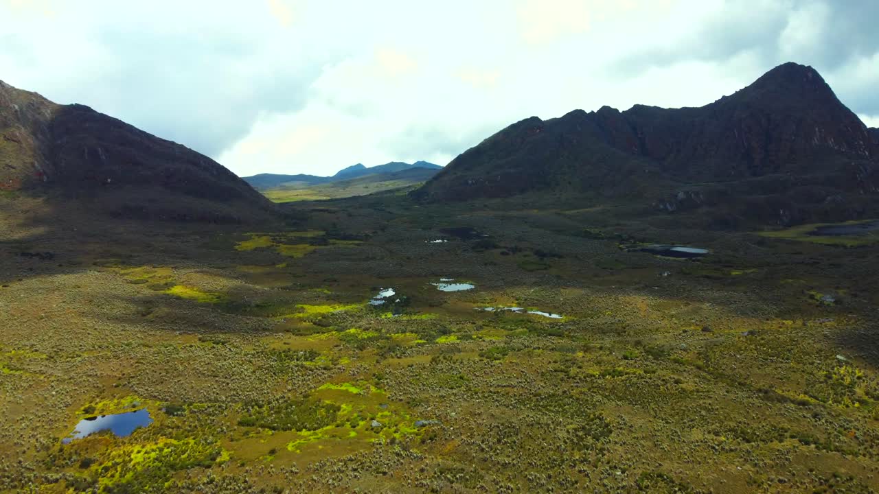 드론이 거친 지형 위로 우아하게 날아갈 때, 당신은 굴곡된 언덕, 광활한 습지, 그리고 빛에서 보석처럼 반이는 크리스탈 은 호수의 광경을 볼 수 있습니다.