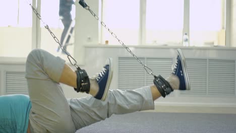 persona realiza un ejercicio para restaurar los músculos de las piernas 1
