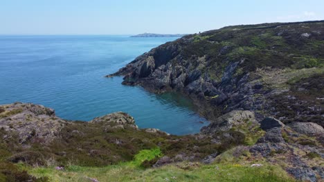 Pacífica-Amlwch-Anglesey-Norte-De-Gales-Montaña-Escarpada-Paseo-Costero-Vista-Aérea-De-Baja-A-Alta