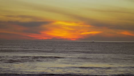 Hermosa-Hora-Dorada-Puesta-De-Sol-Y-Olas