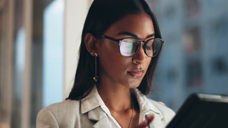 Tableta,-Reflexión-Y-Empresaria-Con-Gafas