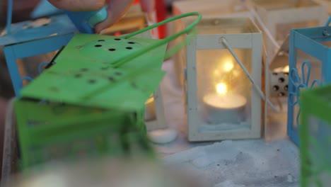 encendiendo velas en las linternas de la calle
