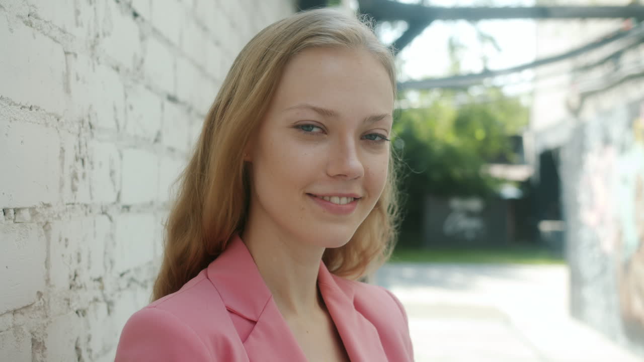 Ung kvinde i pink blazer
