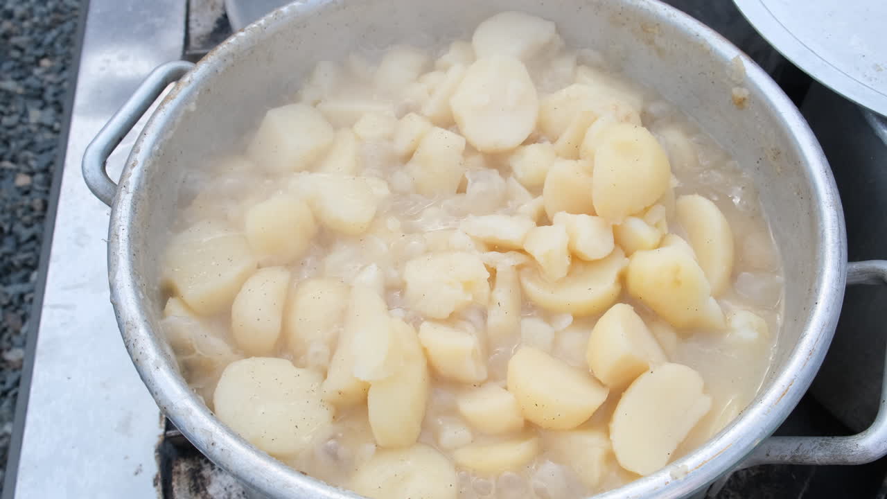 큰 냄비에 감자 끓이기