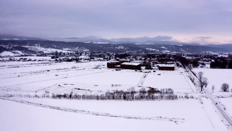 Drone-Volando-Sobre-Un-Campo-Cercano-En-El-Pueblo-De-Charlevoix-En-Invierno