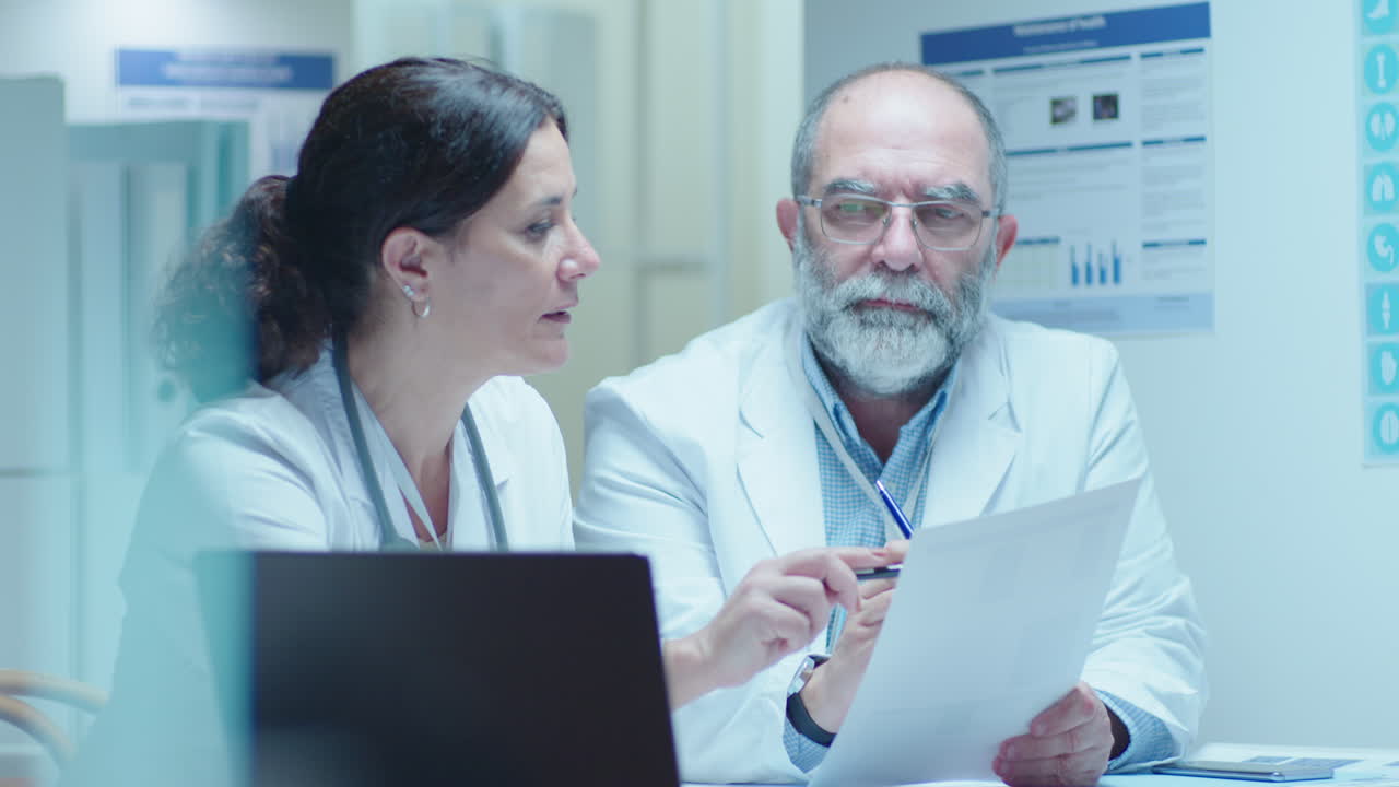 Médicos discutindo os registros dos pacientes
