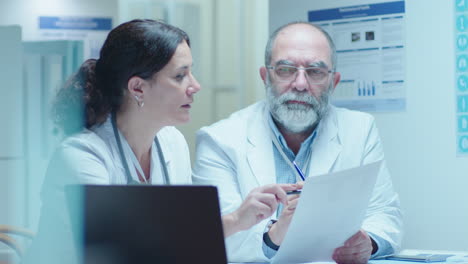 médicos discutiendo los expedientes de los pacientes