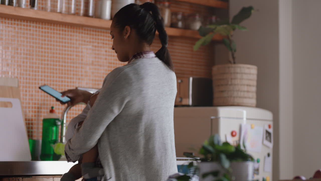 madre joven sosteniendo a su bebé calmando a un niño pequeño inquieto madre amorosa cuidando a un bebé cansado cuidando a su hijo en casa