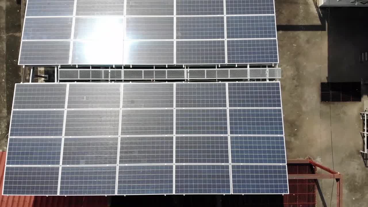 vista aérea del panel solar en el techo de una fábrica rural, tailandia