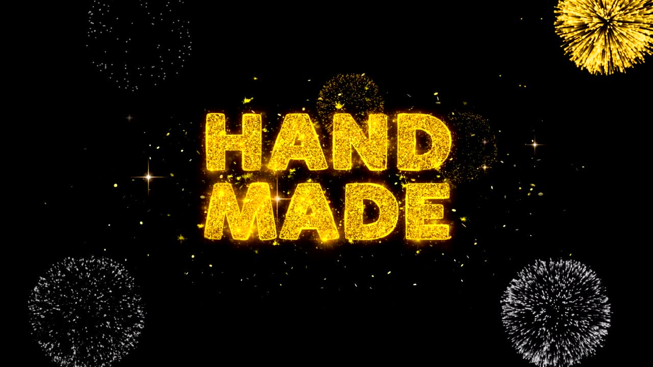 ручной текст показывает на блестящих золотых частицах фейерверк.