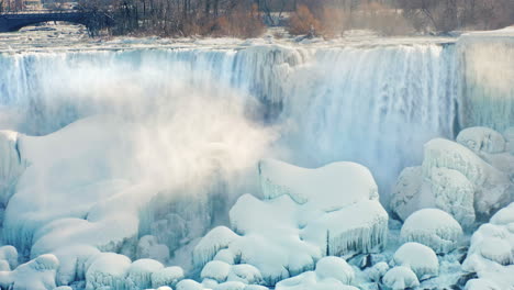 Winter-At-Niagara-Falls-Frozen-With-Ice-And-Snow-04