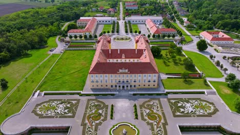 Vista-Panorámica-Del-Palacio-Schloss-Hof-En-Austria---Retroceso-Aéreo