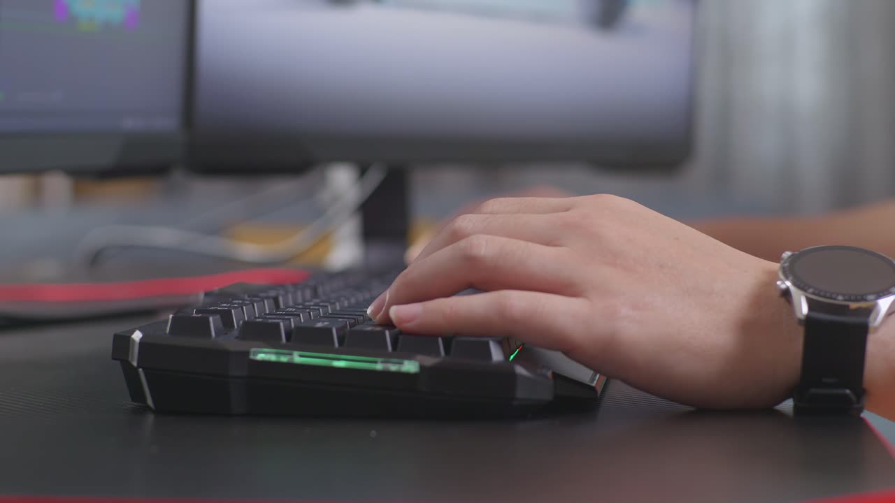작업 스테이션에서 컴퓨터 키보드에서 타이핑하는 사람