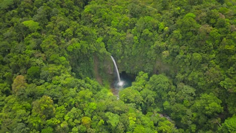 Paradise-tropical-waterfall-hidden-in-lush-green-jungle-of-Costa-Rica,-Fortuna