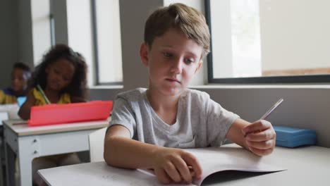 Video-Eines-Konzentrierten-Kaukasischen-Jungen-Beim-Unterricht-Im-Klassenzimmer