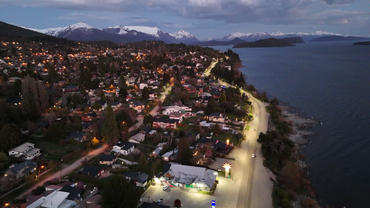 시네마틱 포워드 에어리얼 바릴로체 시의 불빛, 나후엘 후아피 호수, 해가 뜨는 순간