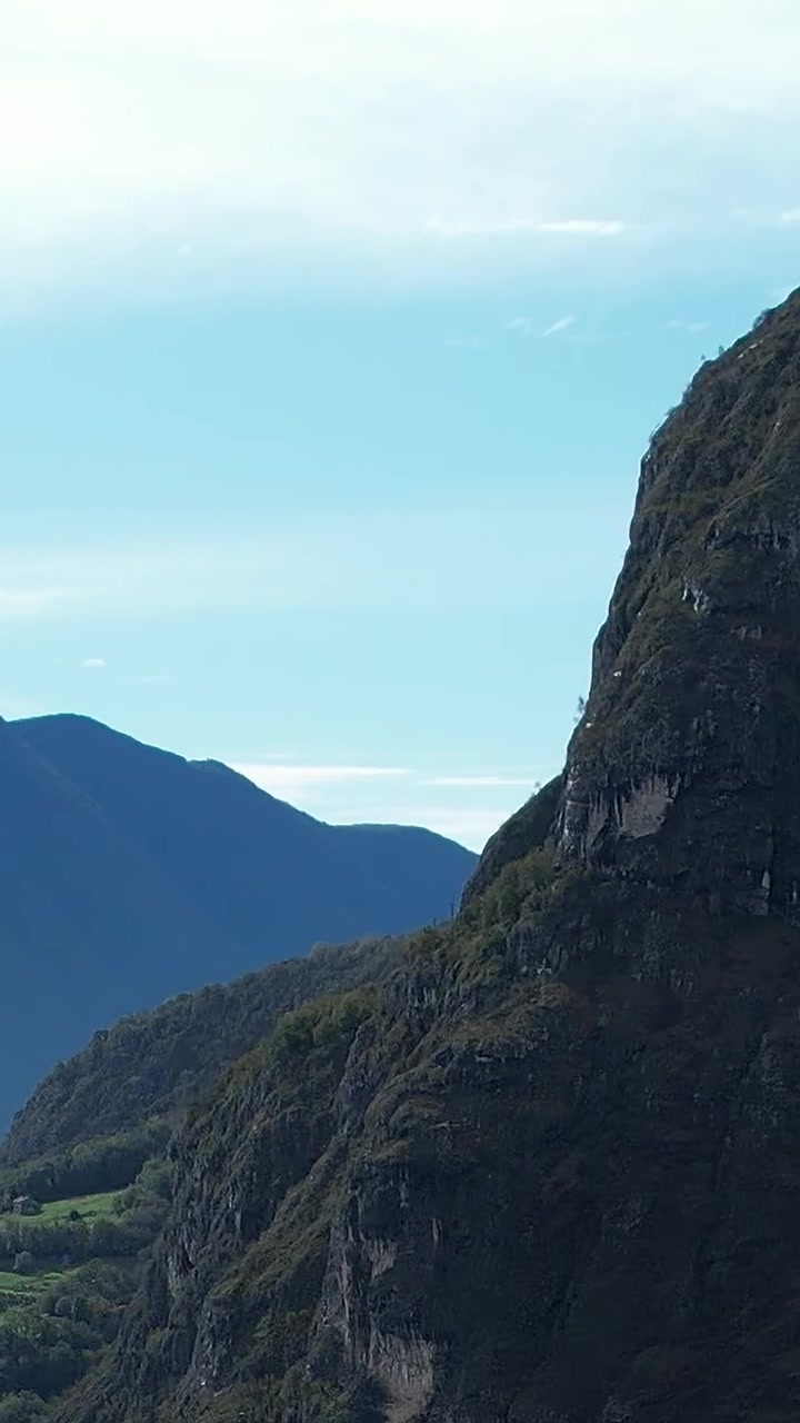 Vista aerea delle meravigliose Alpi italiane e dei loro paesaggi