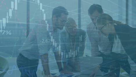animación del procesamiento de datos financieros sobre diversas personas de negocios en la oficina