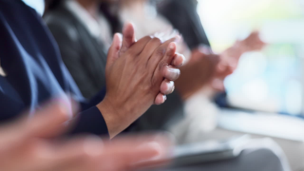 Aplausos en un entorno de negocios