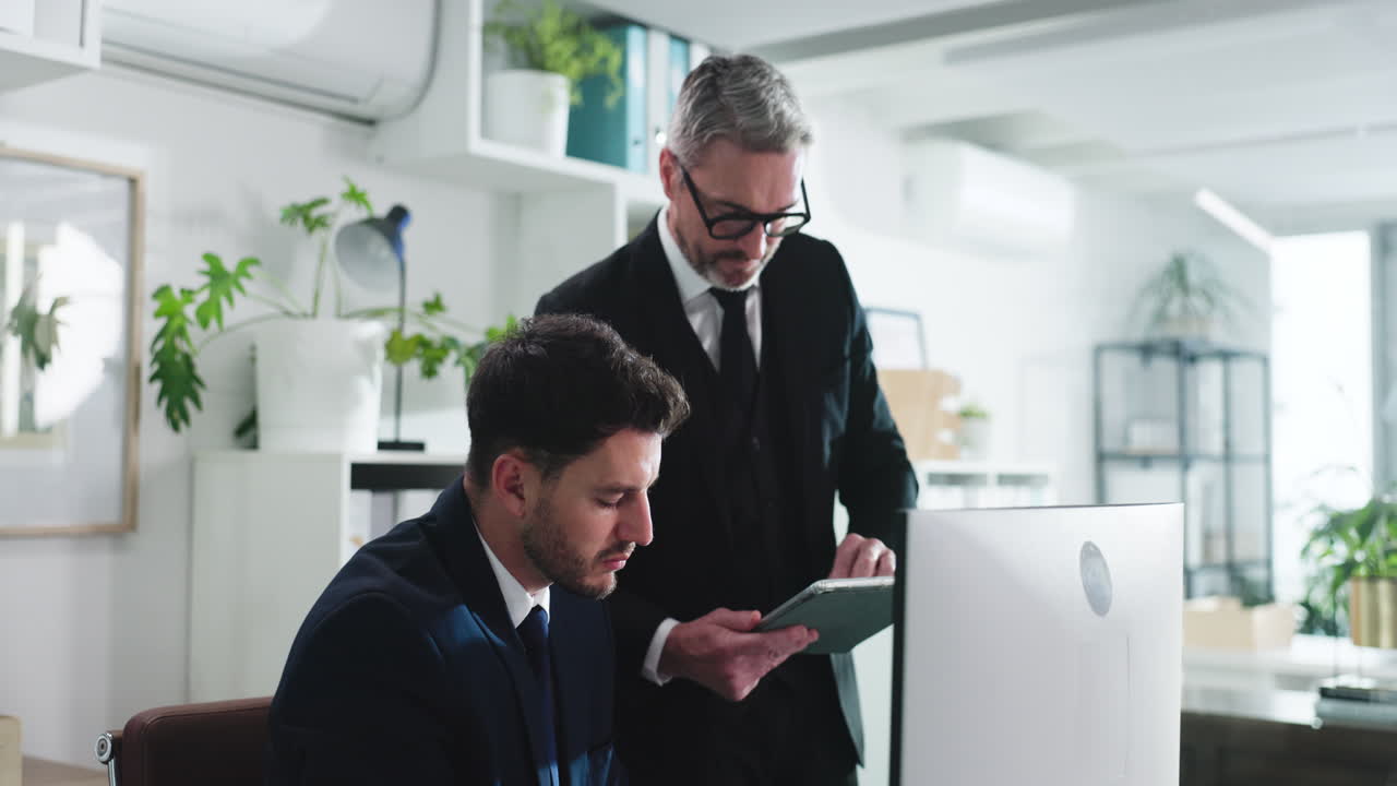 due uomini d'affari che lavorano insieme in un ufficio