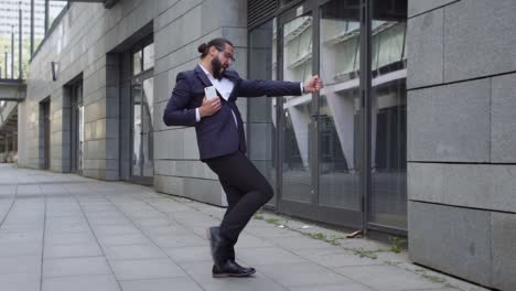 hombre activo bailando, consiguiendo el trabajo de sus sueños y un gran salario, promoción