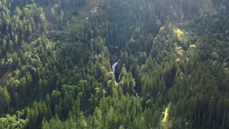 Wunderschöne-Luftdrohnenaufnahme-Der-Gollinger-Wasserfälle-In-Golling-An-Der-Salzach,-Vorwärts