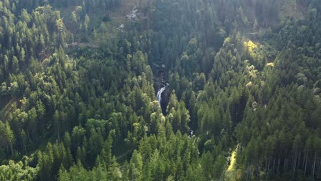 Magnífica-Toma-Aérea-De-Las-Cataratas-De-Gollinger-En-Golling-An-Der-Salzach,-Adelante