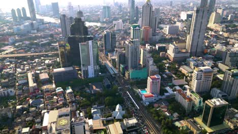 Bts-Skytrain-En-Bangkok-Conduce-A-La-Estación-Surasak-En-El-Distrito-De-Negocios