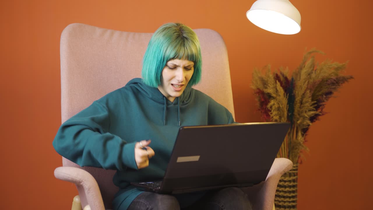 la joven que se enojó por lo que vio en la computadora portátil.