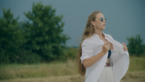 Reflektierende-Frau-Mit-Sonnenbrille