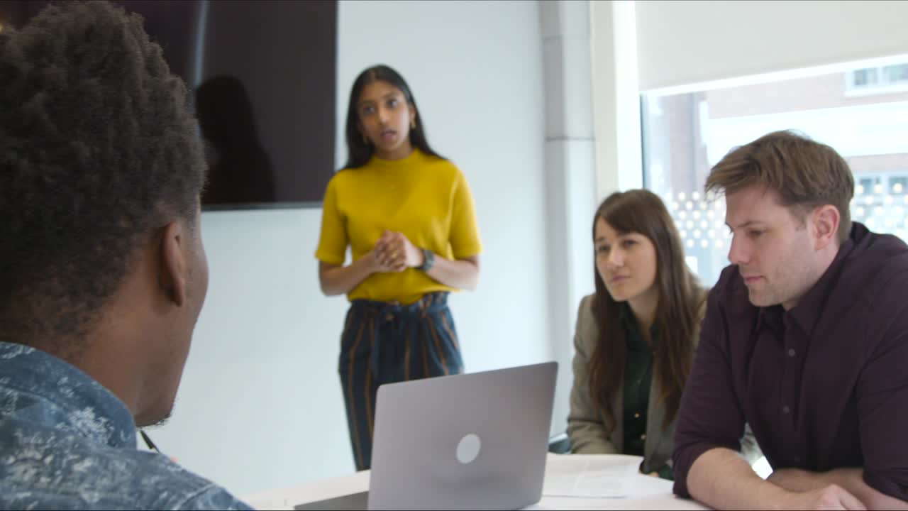 grupo multiétnico de compañeros de trabajo hablando en una reunión