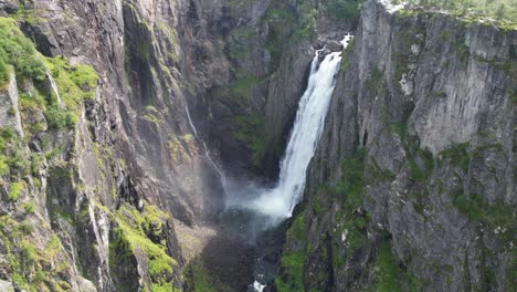 cascada voringfossen en noruega - paisaje natural escénico en eidfjord, vestland - pedestal aéreo hacia arriba