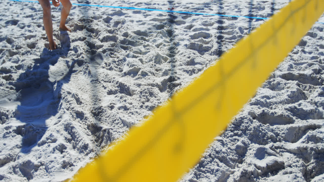 여자 배구 선수가 축구 4k를 치고 있습니다.