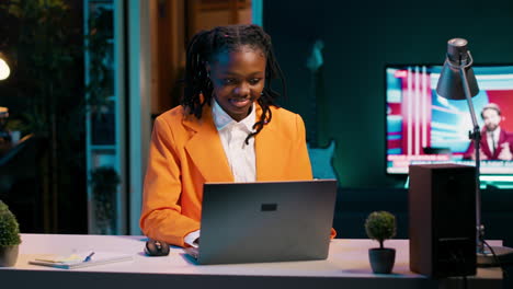 Mujer-Dedicada-Escribiendo-Diligentemente-En-Una-Computadora-Portátil-En-La-Comodidad-De-Su-Oficina-En-Casa.