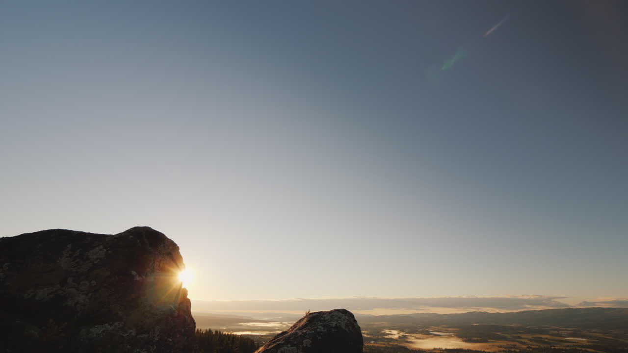 mujer activa llega a la cima de la montaña admira el magnífico paisaje de noruega