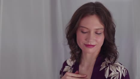 cara de niña sonriendo por el placer de acariciar el cuerpo