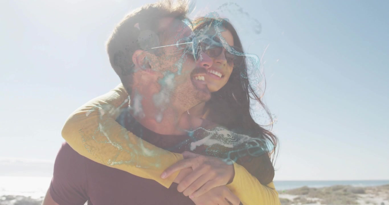 Homem carregando mulher nas costas em uma praia ensolarada para um anúncio de viagem, sobreposição de água flutuando sobre as sombras.