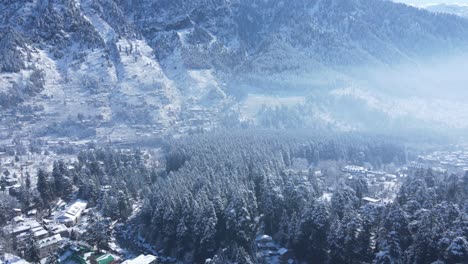 Manali-Im-Himalaya-Mit-Schnee-Bedeckt