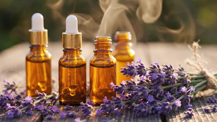 Fengslende Lavendelessens: En samling aromaterapioljeflasker med duftende lavendelblomster, perfekt for naturlig helbredelse og avslapningspraksis