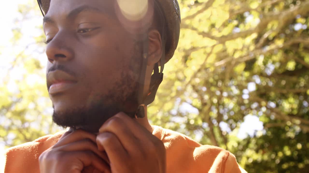 남자 의 클로즈업 은 자전거 헬 을 고정 하고 있다