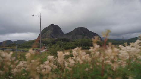 Malerische-Landschaft-Mit-Bergen-Im-Hintergrund,-Route-Helgelandskysten-In-Norwegen---Breit