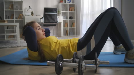 Chica-Adolescente-Deportiva-Haciendo-Ejercicios-Para-Los-Músculos-Abdominales-Levantando-El-Torso-Tumbado-En-El-Suelo,-Fitness-En-Casa-Y-Entrenamiento-Activo-De-Estilo-De-Vida-Saludable-En-El-Apartamento-Durante-El-Autoaislamiento-Y-El-Encierro.