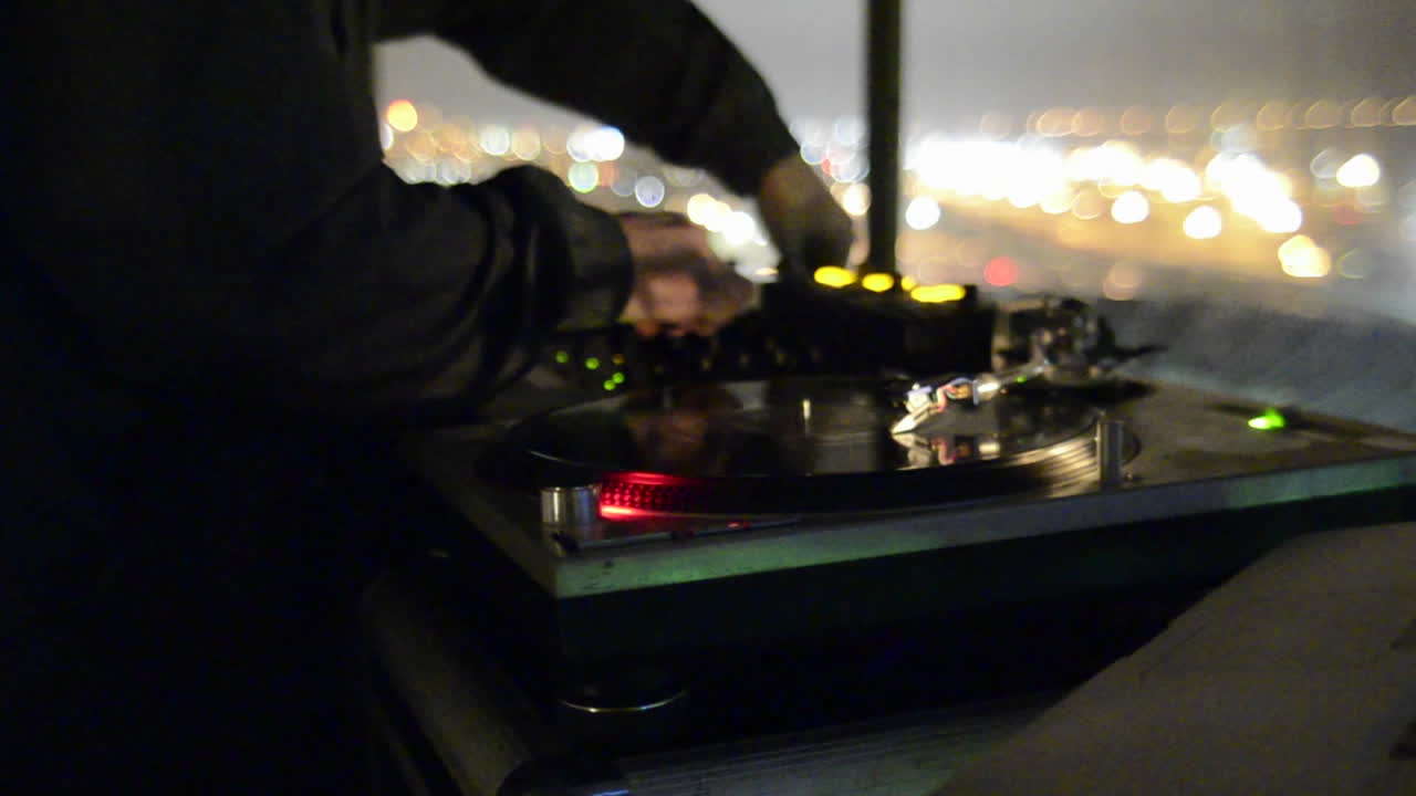 rack se centra en un disc jockey girando discos y tocando música en un club nocturno en san diego, california