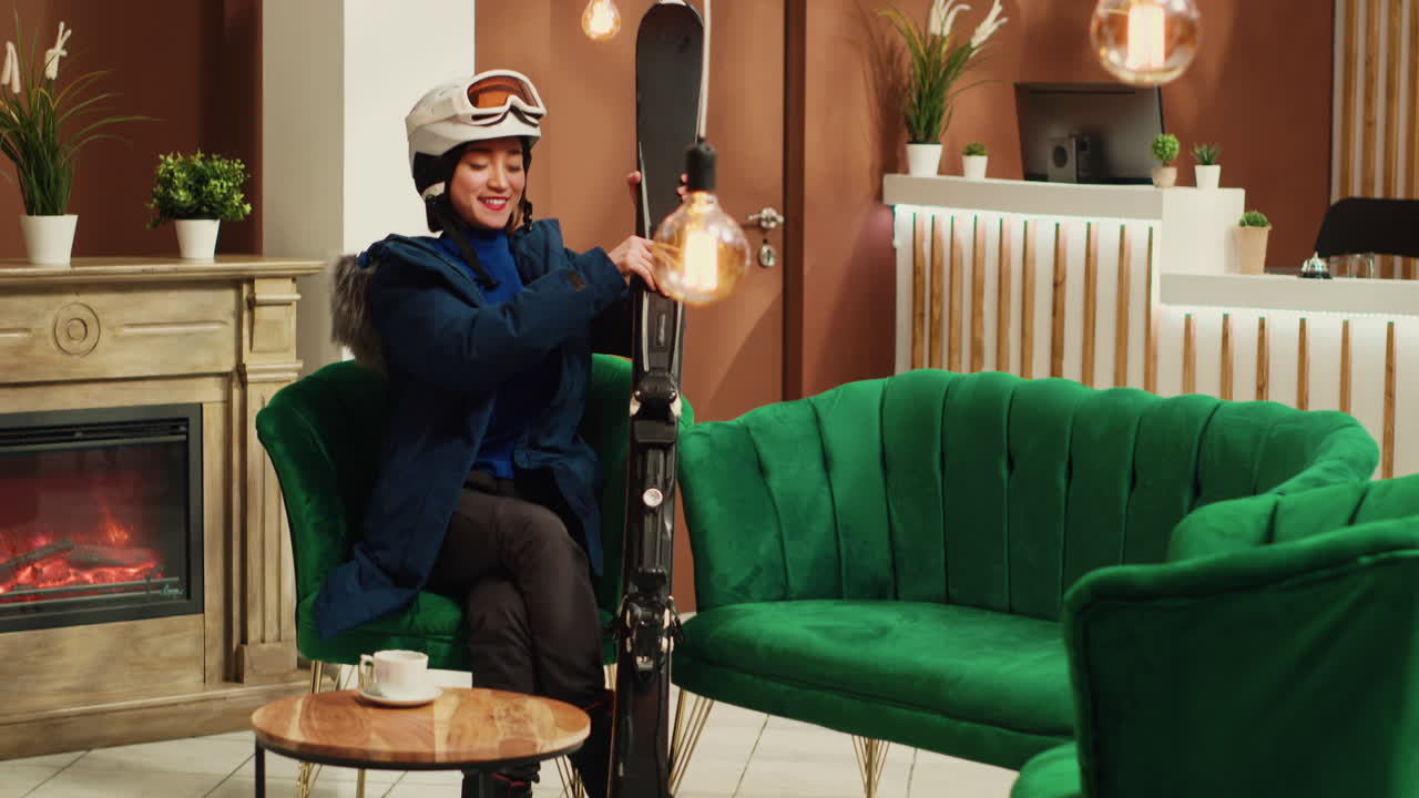 mujer asiática preparándose para ir a esquiar