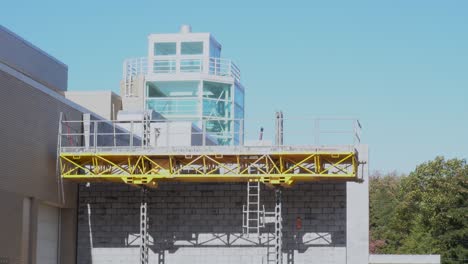 Edición-Ampliada-De-Un-Andamio-Mecánico-Que-Construye-Un-Muro-En-La-Escuela-Secundaria-Mona-Shores