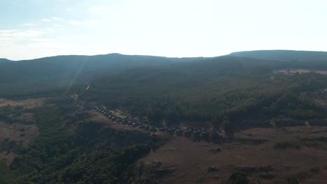 Imágenes-De-Drones-De-Un-Albergue-De-Montaña-Y-Chalés-En-La-Cima-De-Una-Colina