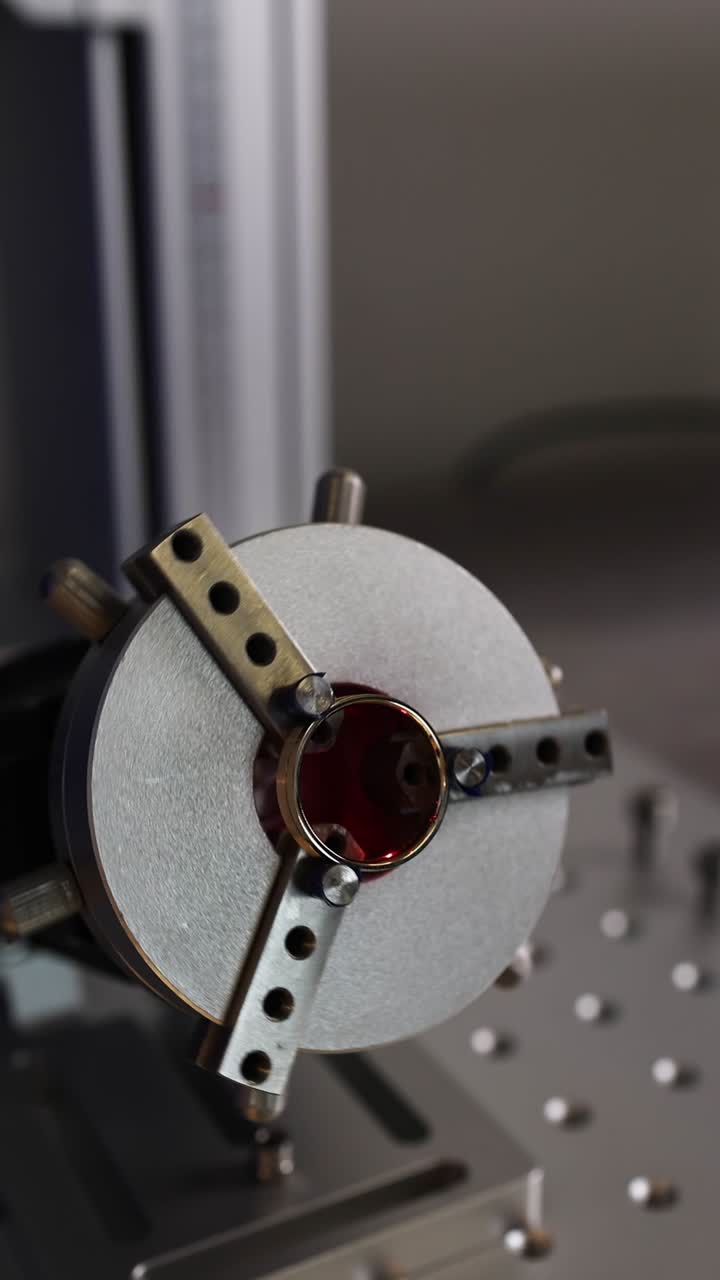 Incisione laser di precisione su un anello d'oro
