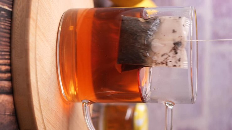 Una tazza di tè con un sacchetto da tè