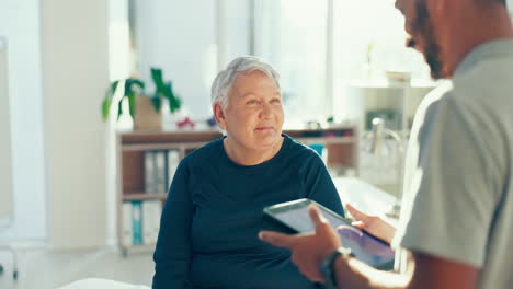Physiotherapie,-Tablet-Und-Mann-Mit-älterer-Frau