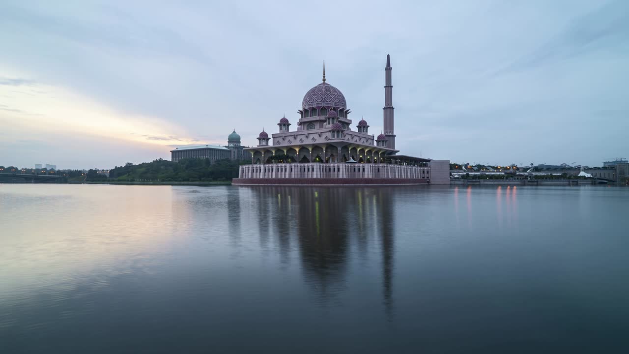 4k amanecer en la mezquita de putra, en putrajaya.